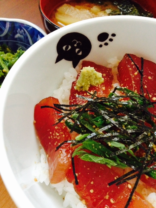 大好評！ごま香る～漬けまぐろ丼