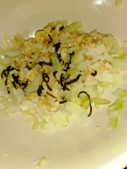 玉ねぎと塩昆布を混ぜた塩玄米チャーハン