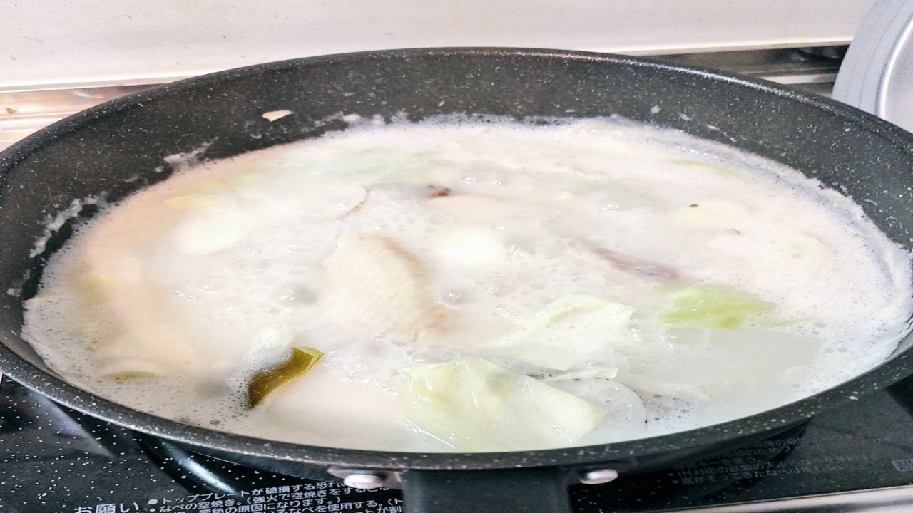 美しい白色を生み出す鶏白湯（とりぱいたん）スープ