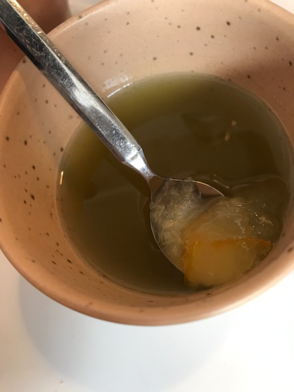 粉末緑茶を使ったら濃いめになっちゃいました（笑）さっぱりしていて美味しかったです。緑茶薄めで、ゆず茶メインでも作ってみまーす！