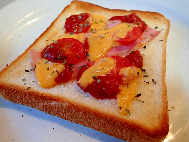 ベーコンとトマトとチェダーチーズのピザ風味トースト