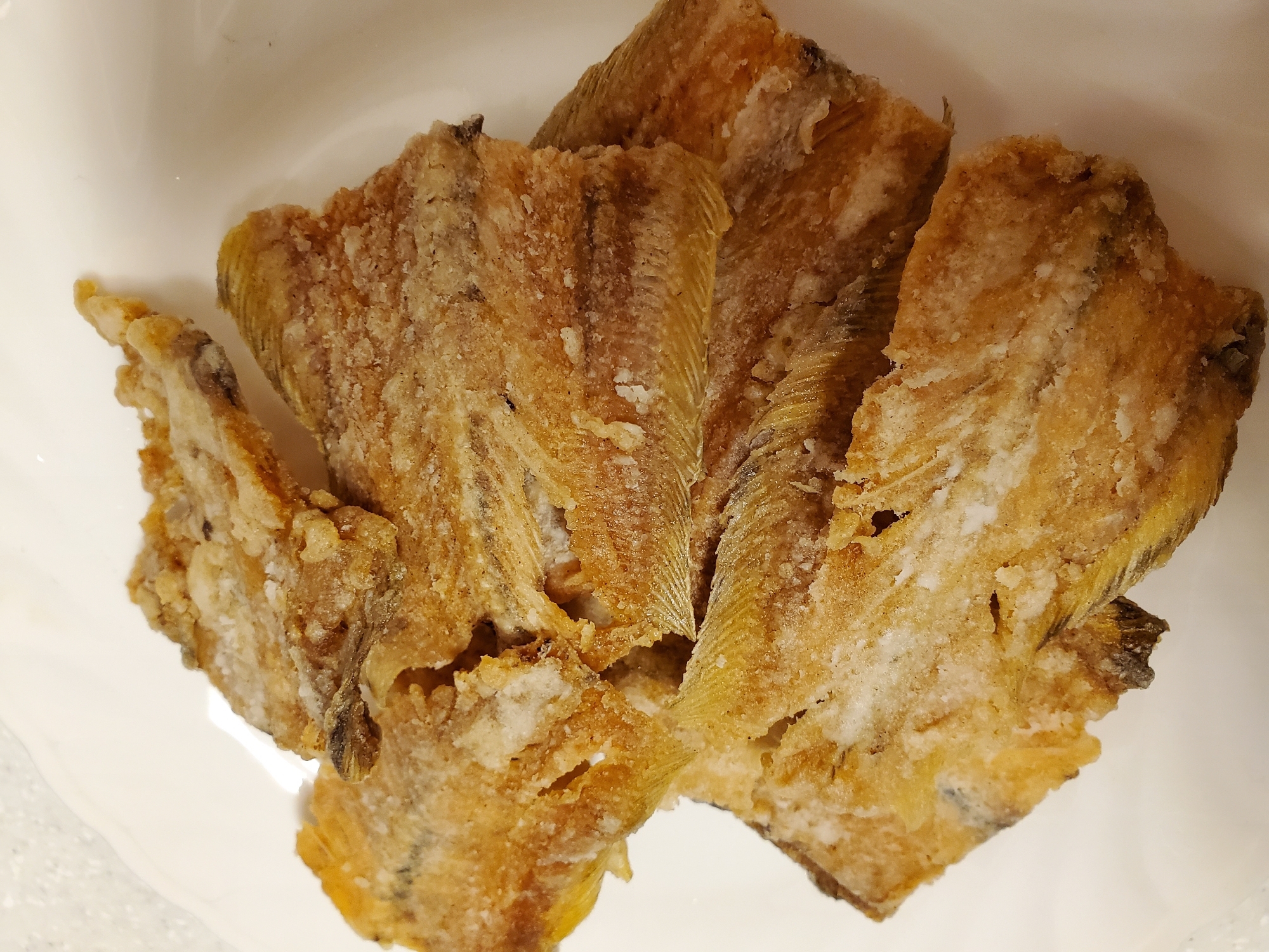 白いお皿に盛り付けられたヒラメの骨せんべい