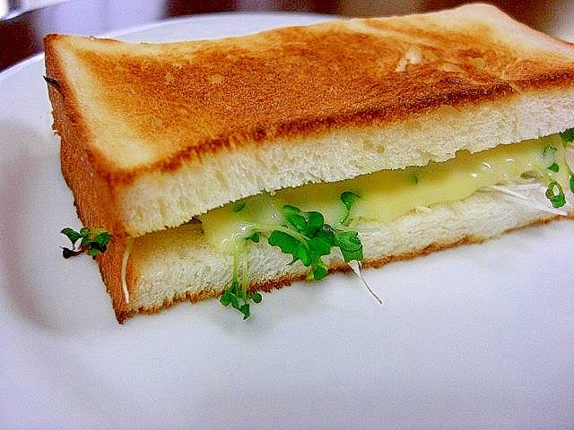 ブロッコリースプラウトとチーズのホットサンド