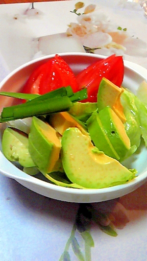 白い器に入ったトマトとアボカドのレモン酢サラダ