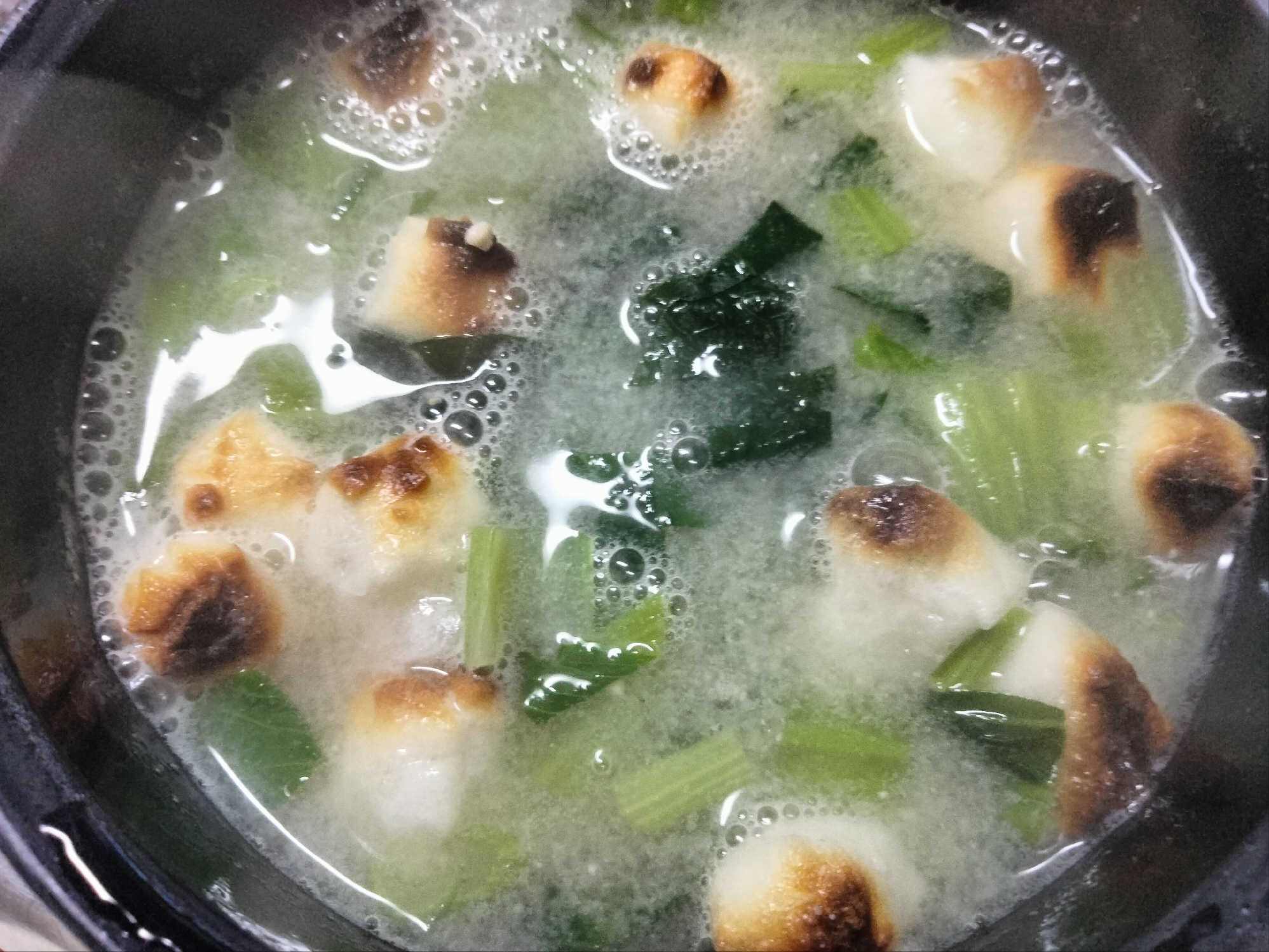 小松菜と小粒餅の味噌汁