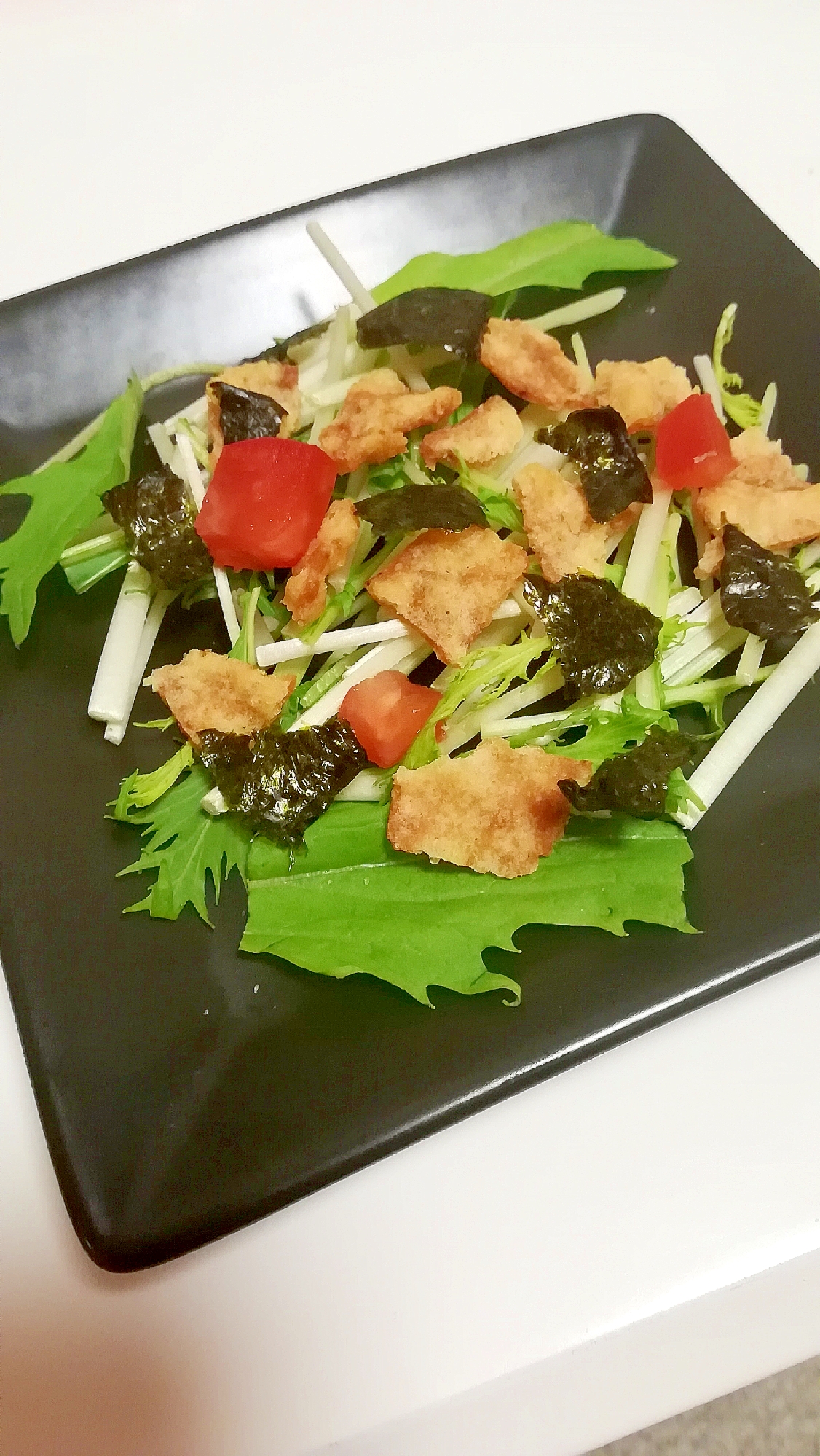 トマトとイカフライと水菜と焼き海苔のポン酢サラダ