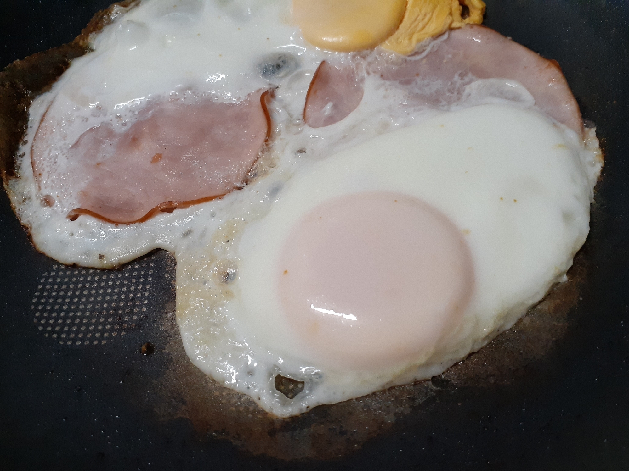 朝食に！半熟目玉焼きハム！