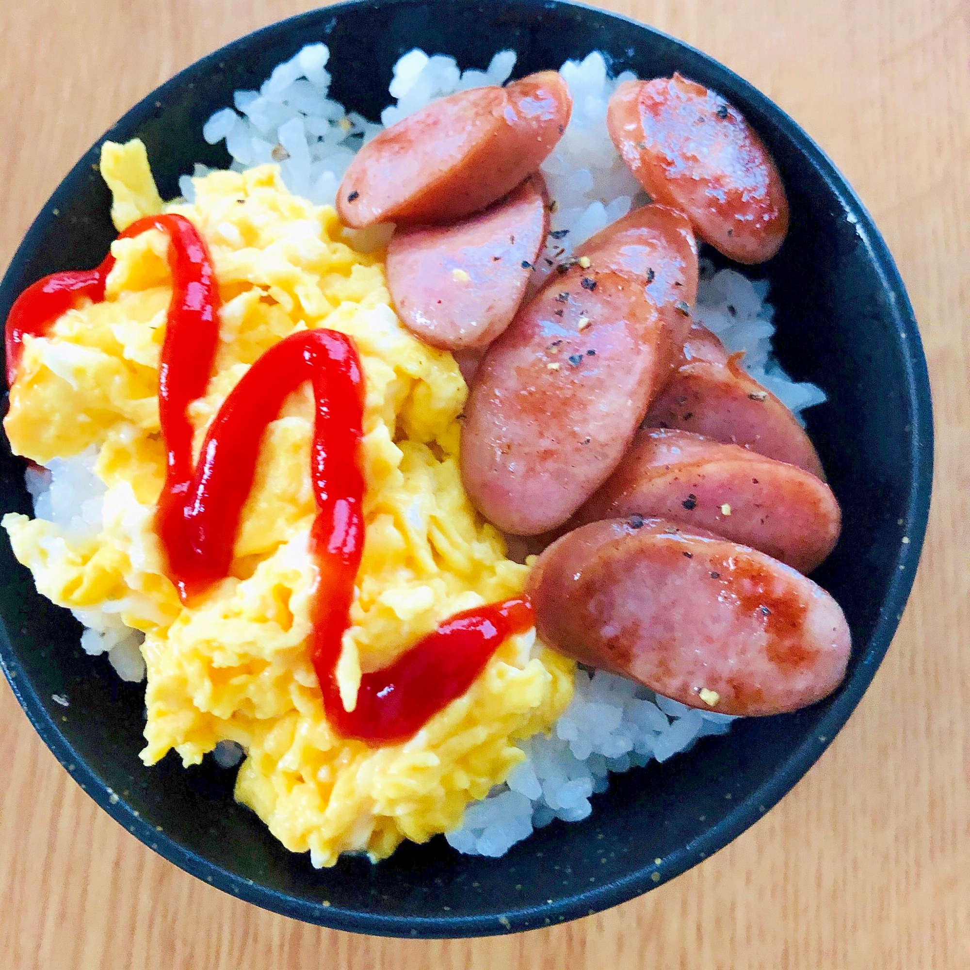 スクランブルエッグとウインナーの丼