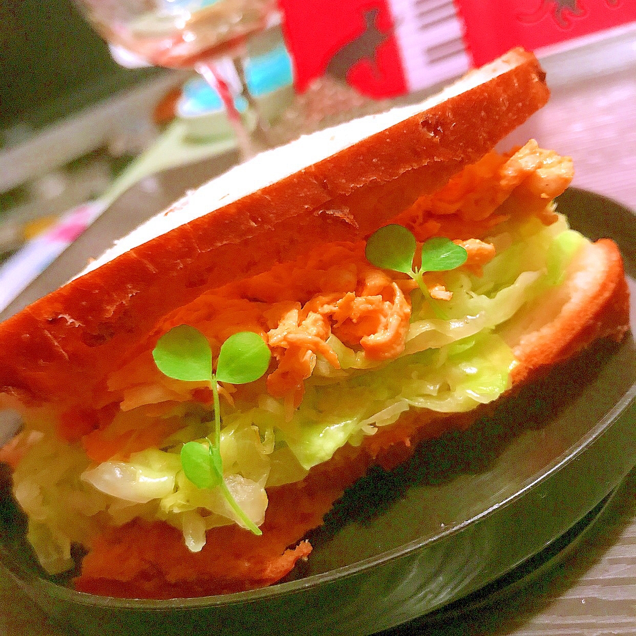 韓国風 鶏ささみと春キャベツの旨辛サンドイッチ