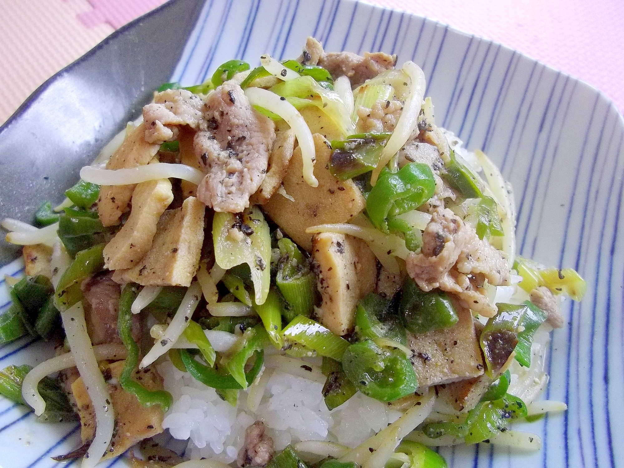 ＊豚とネギとピーマンの胡麻塩麹炒めごはん＊