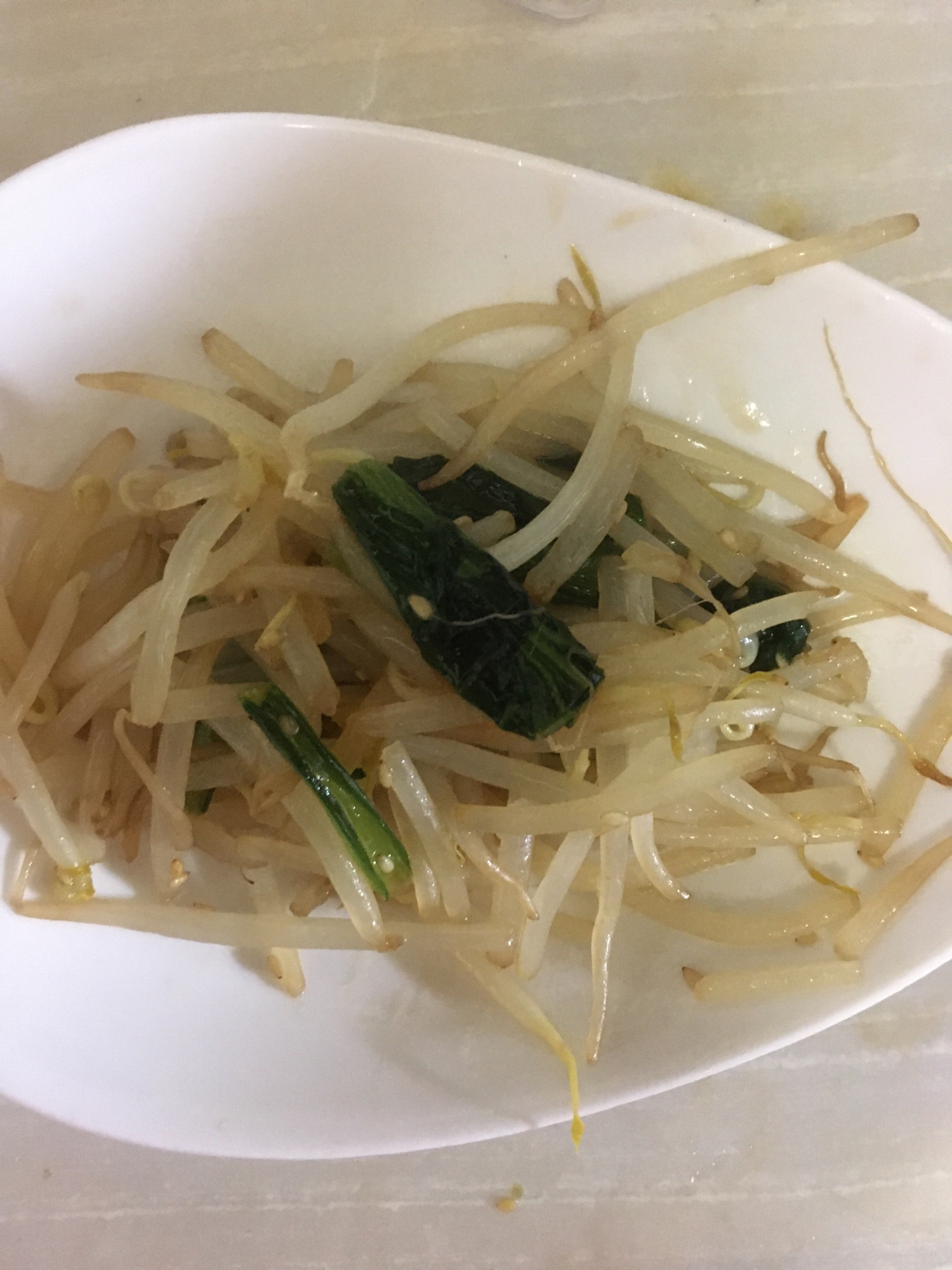 小松菜と、もやしのゴマ油炒め。いりごまを添えて♪