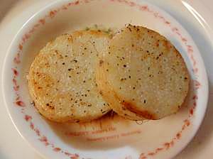 シンプル 長芋の塩コショウ焼き 食べるラー油添え レシピ 作り方 By ぱぱんぱんぱん 楽天レシピ