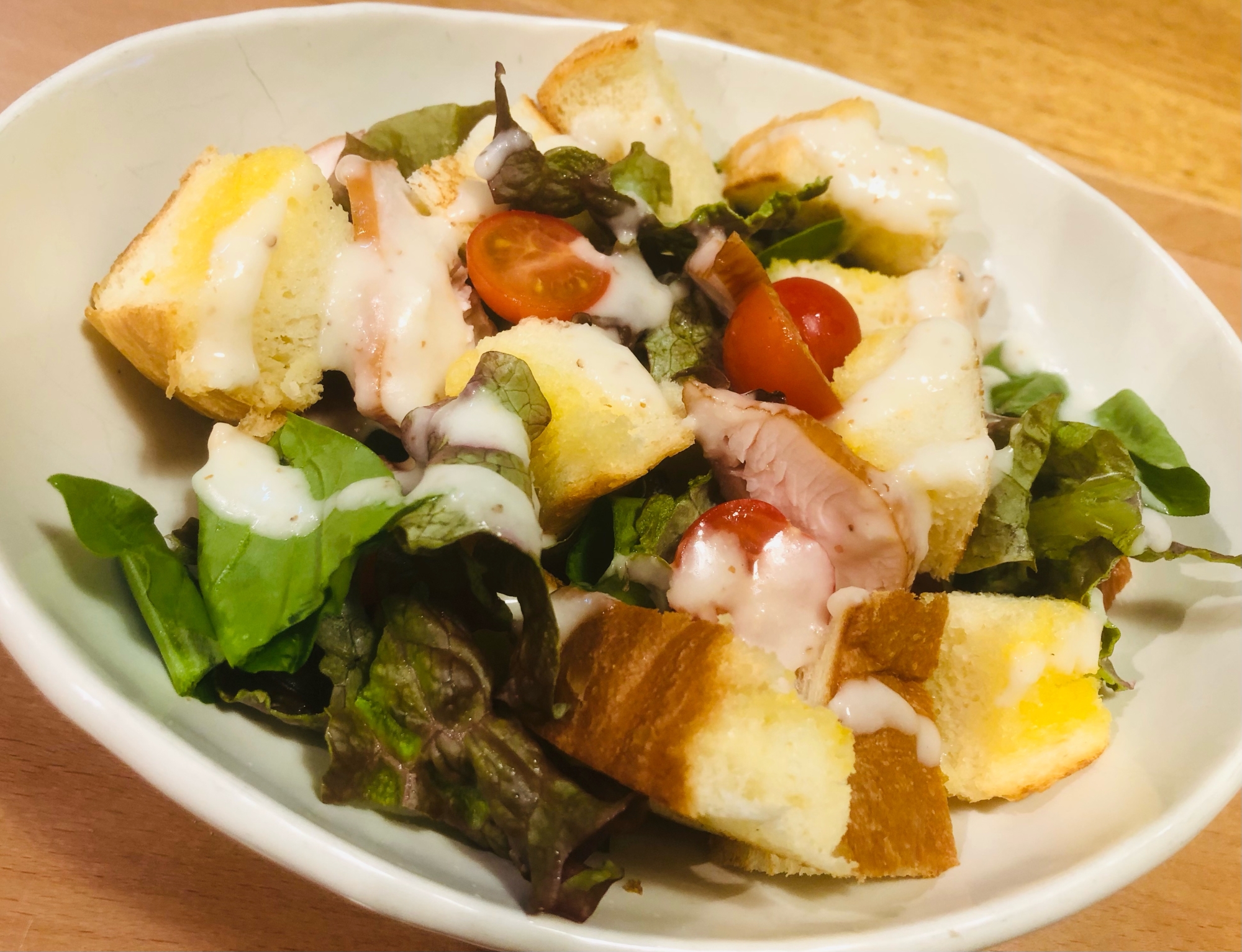 コンビニのサラダチキンで簡単　カフェ風パンサラダ