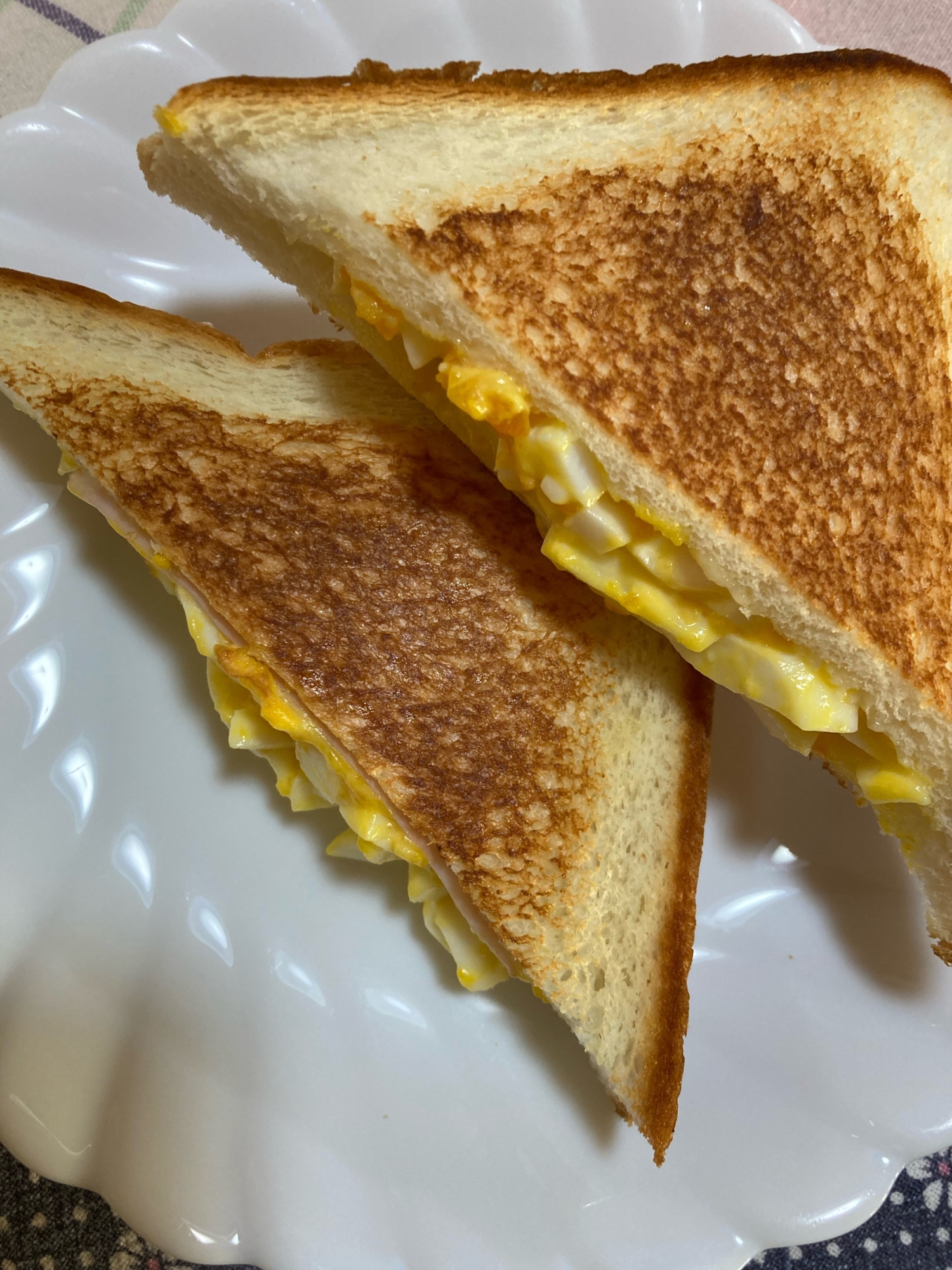 フライパンで食パンのミミまで丸ごとホットサンド