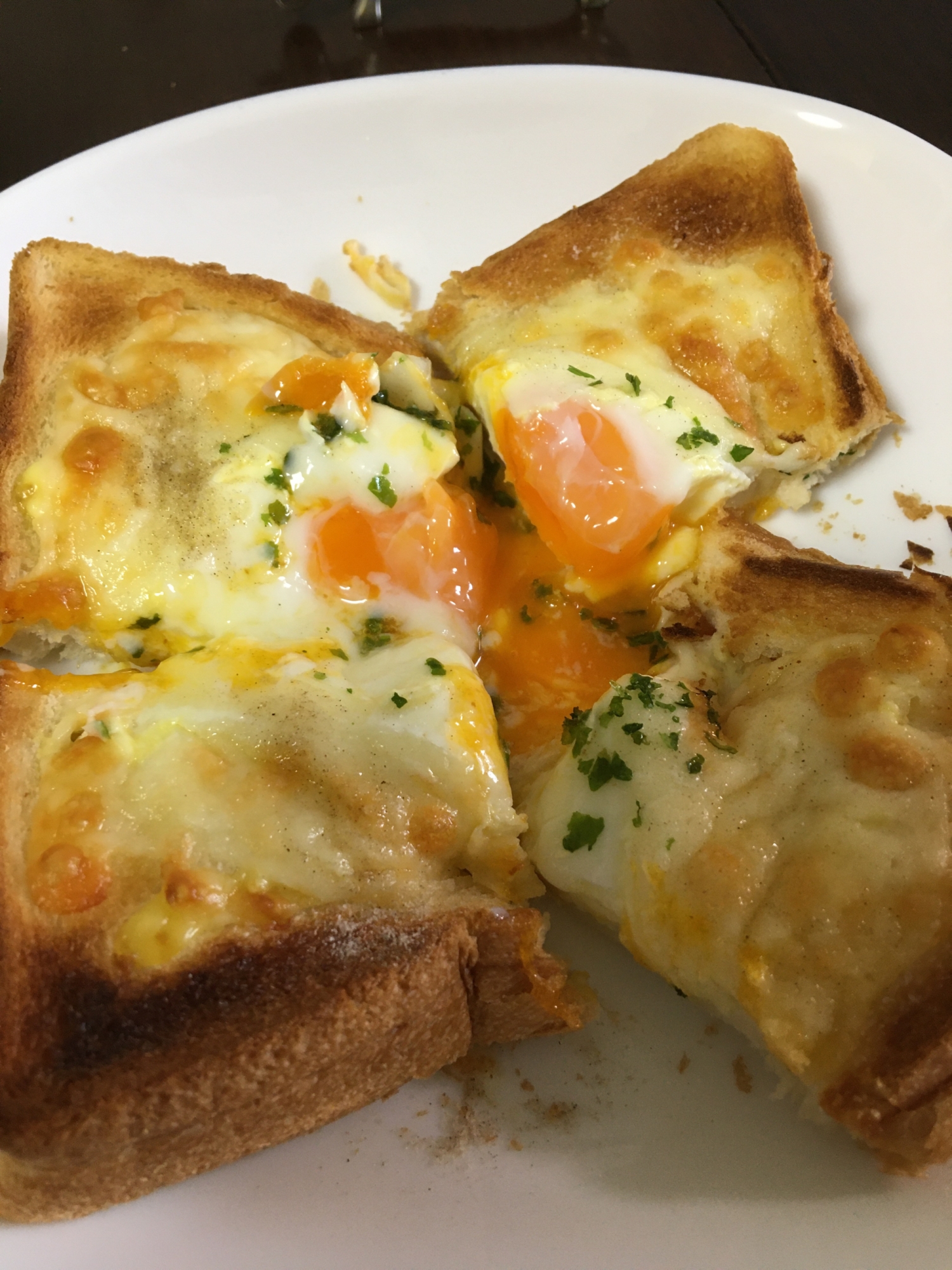 カロリー控えめ！　半熟卵のチーズトースト