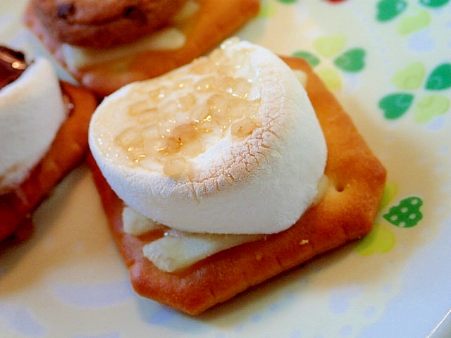 チーズとマシュマロとザラメ糖の焼きクラッカー