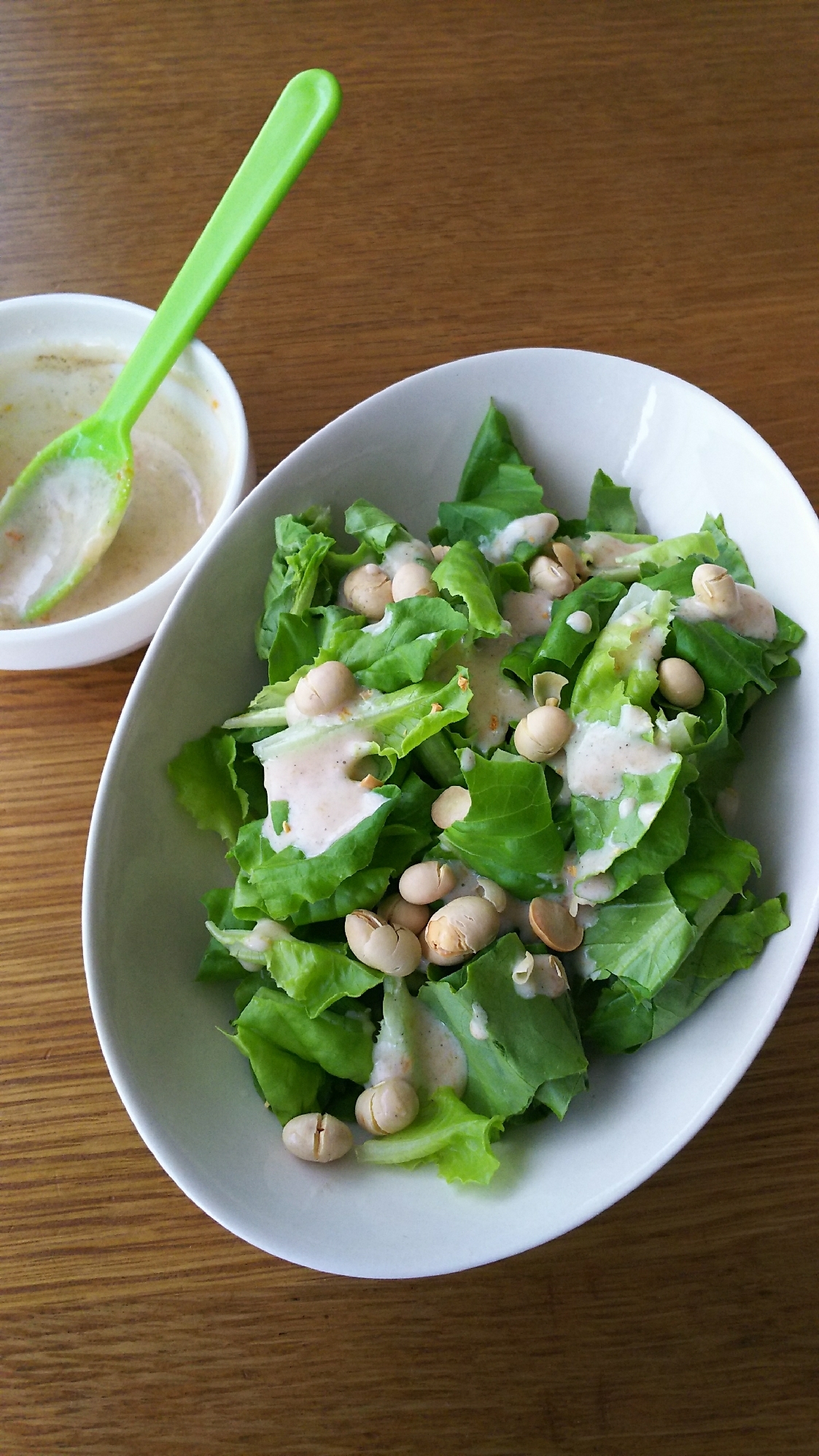 サラダ菜と煎り豆のサラダ