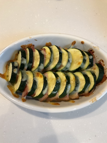 赤ワインに合う♡ズッキーニとベーコンのチーズ焼き