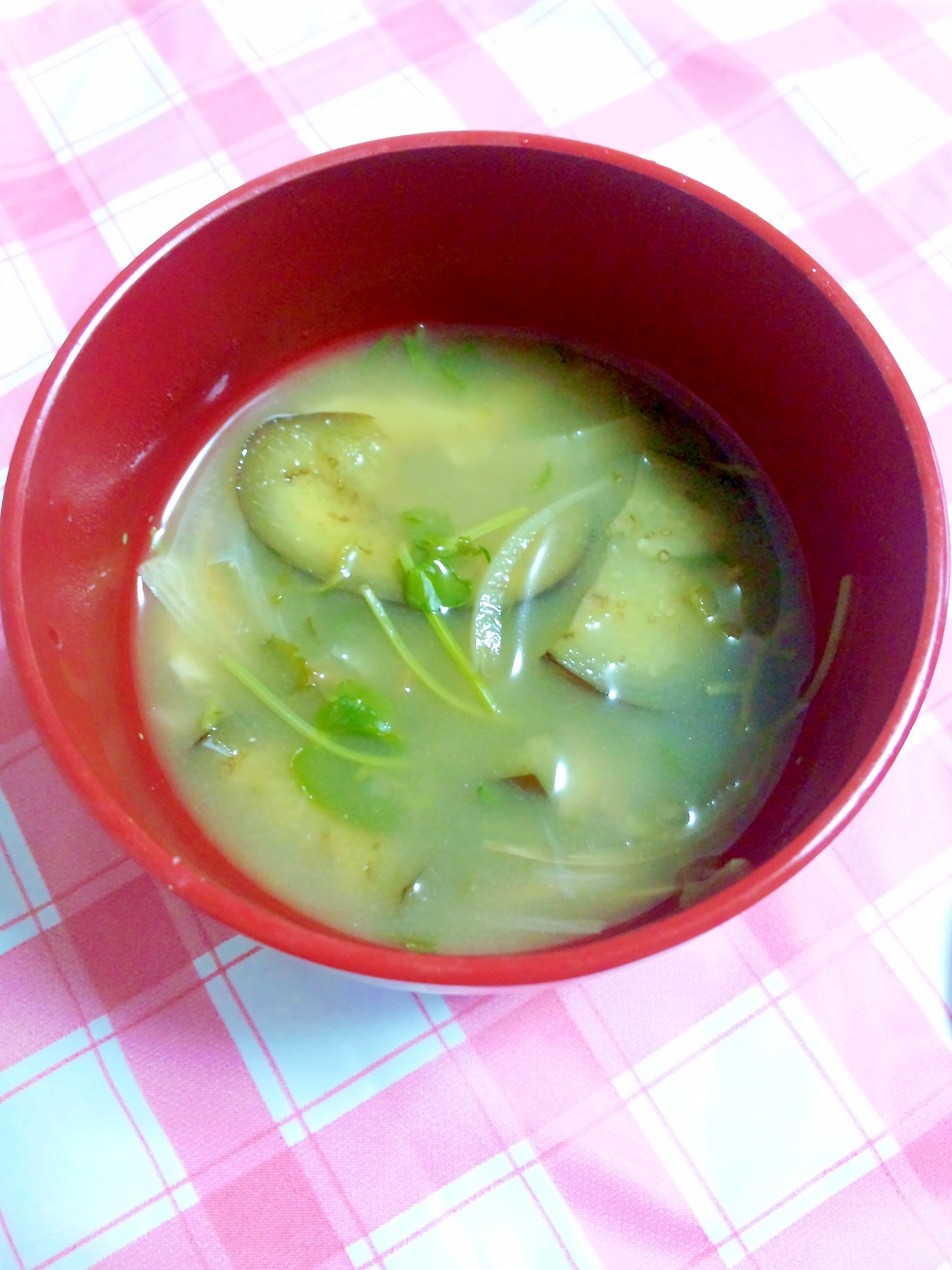 野菜たっぷり♪豆苗＆たまねぎ＆なすのみそ汁