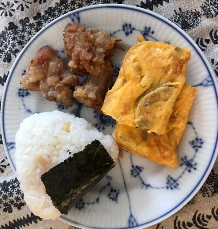 天かすおむすびとわかめ卵焼きの朝ごはん