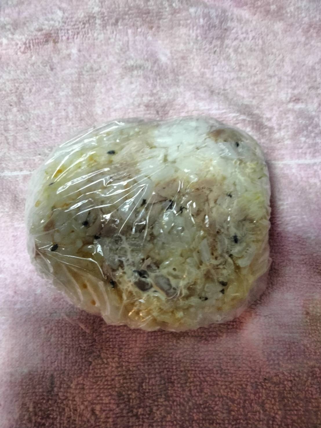 国産チーズ入りおにぎり ツナマヨ黒ごま