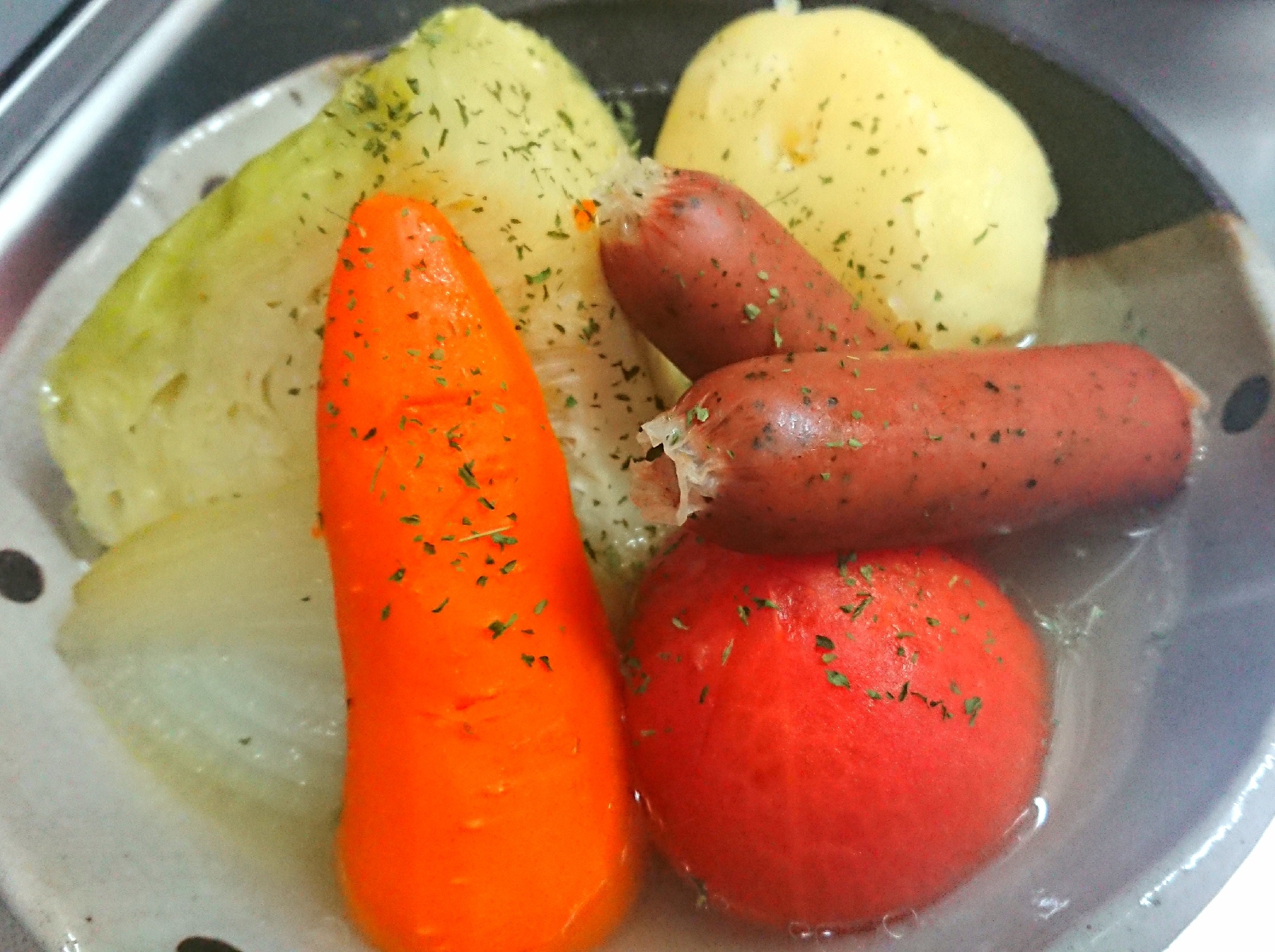 黒い器に入った野菜丸ごとポトフ