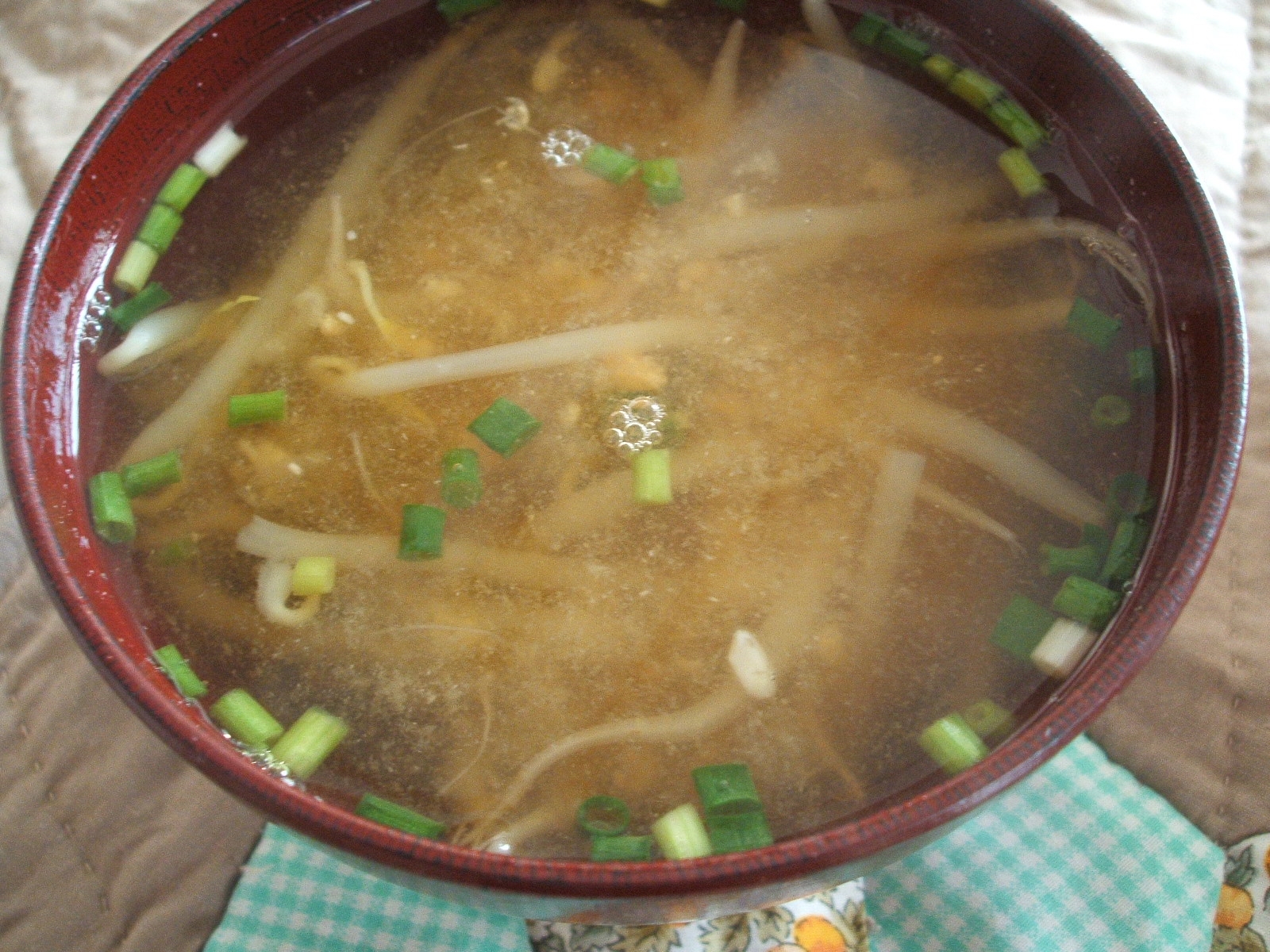 もやしととろろ昆布の味噌汁