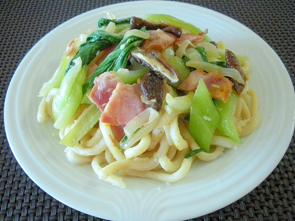 やさいたっぷり！青梗菜とベーコンの塩糀炒めうどん♪