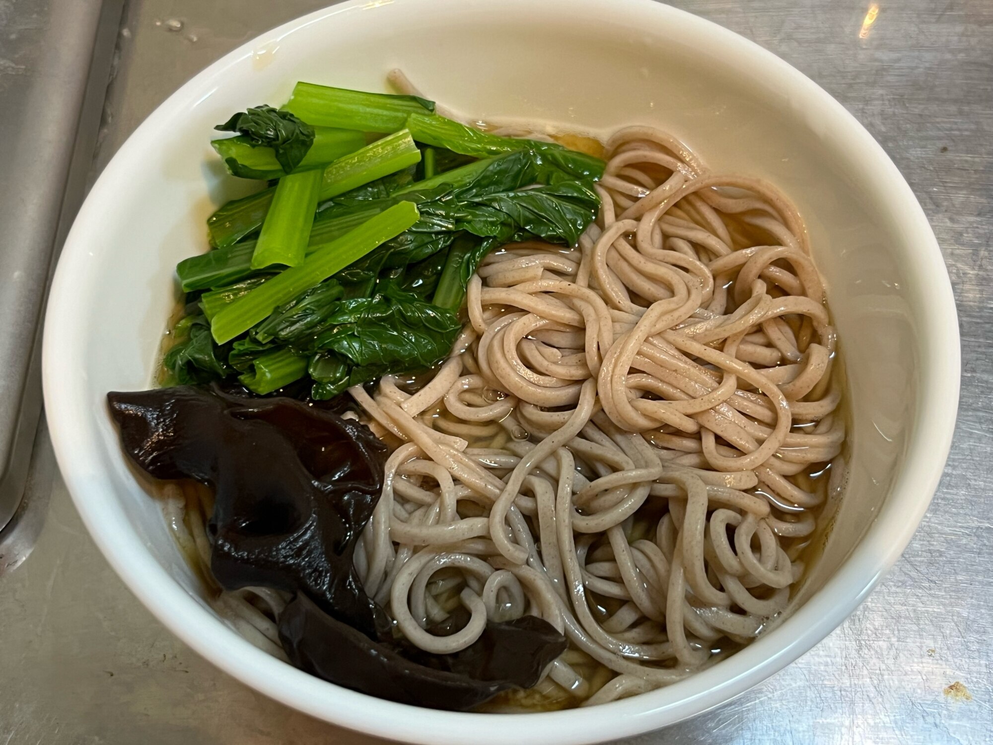 キクラゲと小松菜ととろろの冷やしそば レシピ・作り方 by 帯広食堂