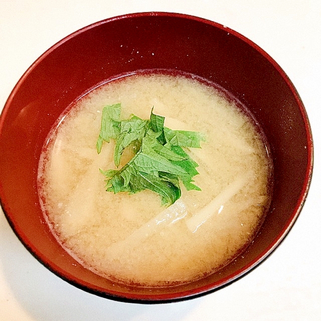 食物繊維たっぷり☆ごぼうとピリ辛大根の味噌汁