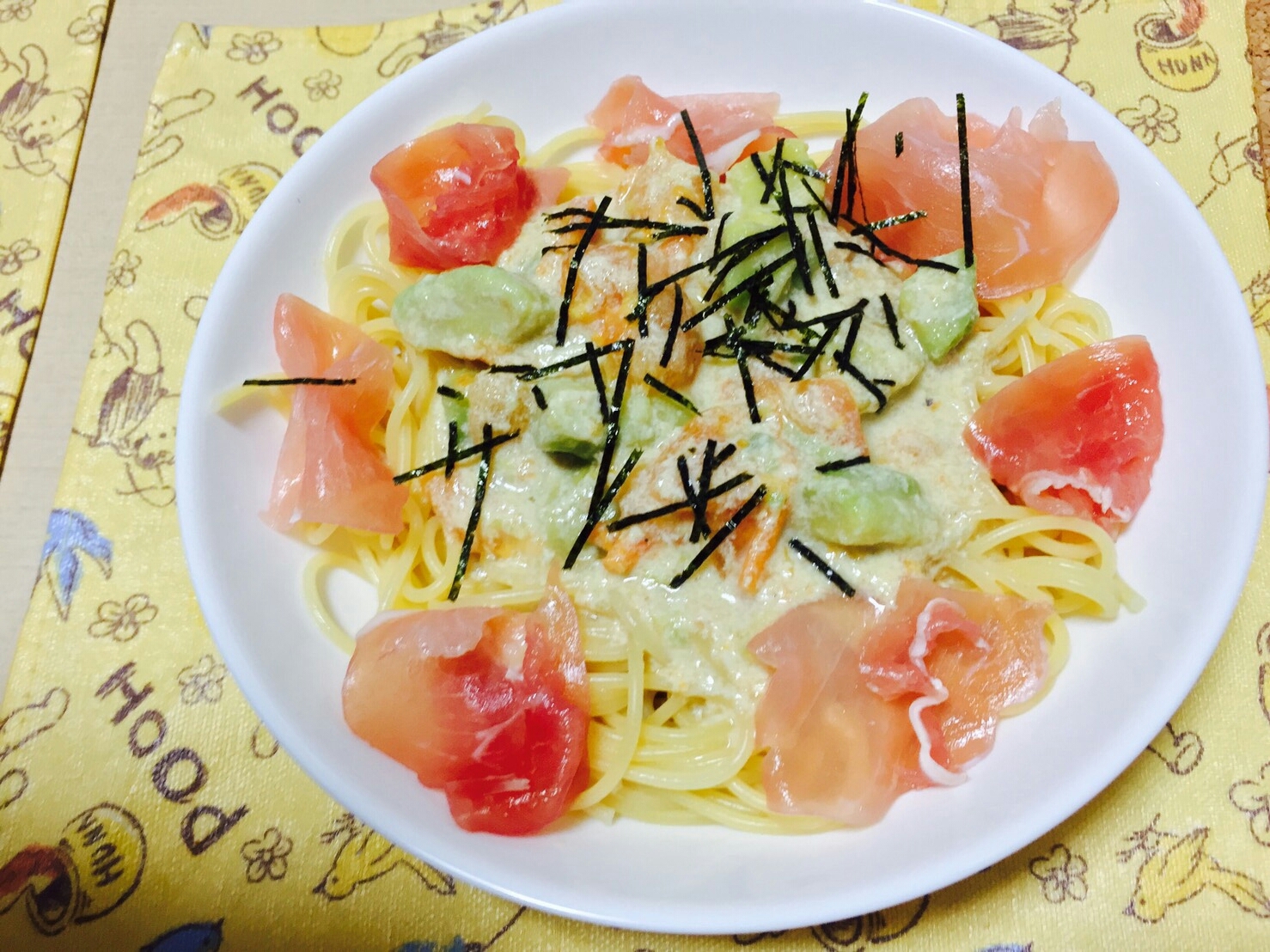 アボガドとトマトのクリームパスタ(生ハム添え)