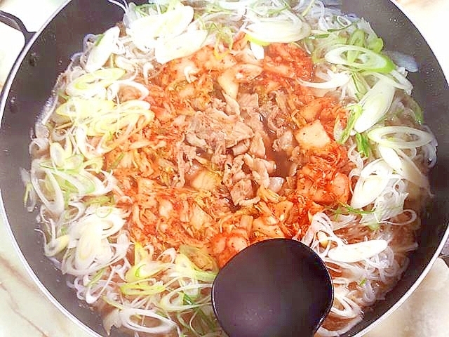 大根の大量消費に!豚キムチのひらひら大根鍋♪