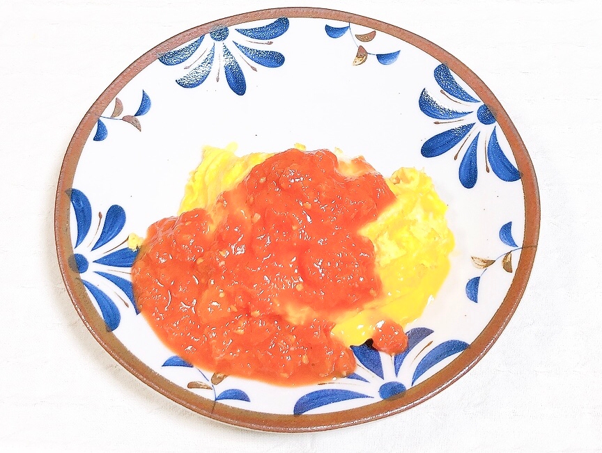 簡単⭐白ご飯にトマト缶ソースのオムライス