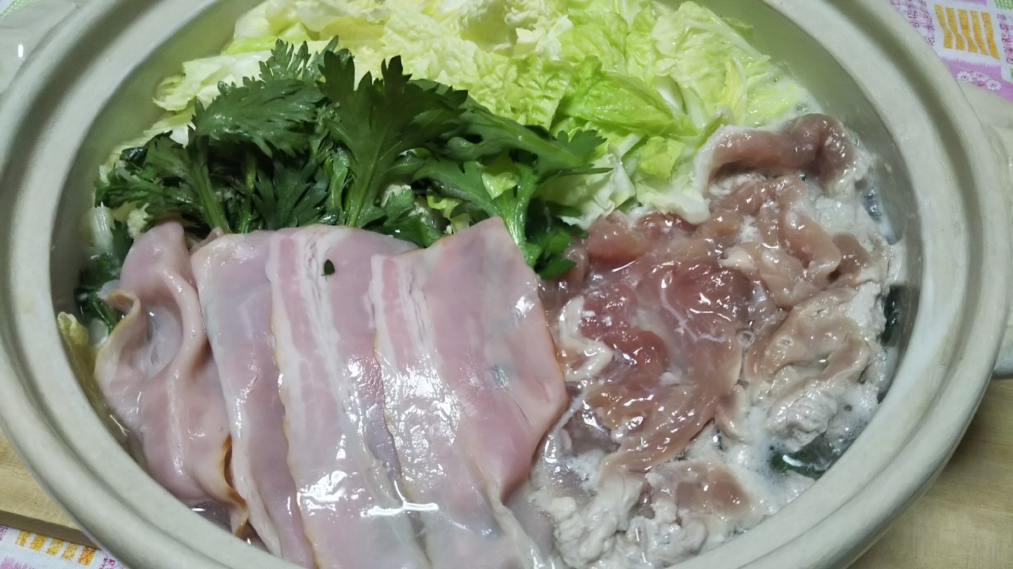 豚肉とベーコンと白菜と春菊の塩麹鍋☆