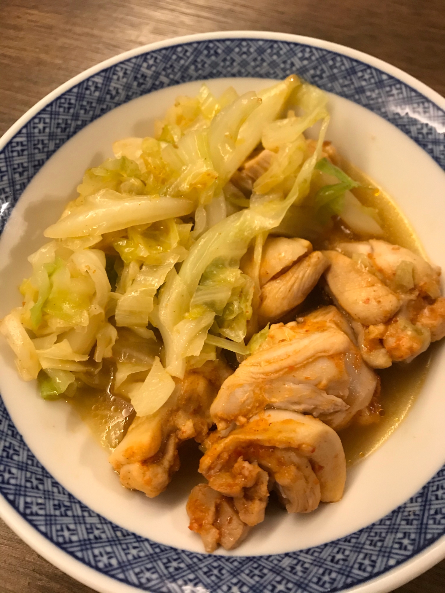 フライパンでキャベツと鶏のピリ辛蒸し