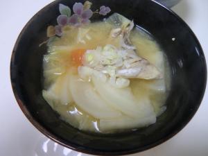 野菜もたっぷりイナダのアラ味噌汁