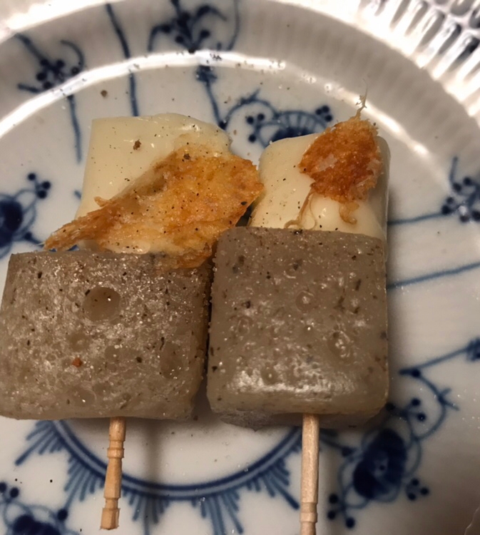 こんにゃくと割けるチーズの串焼き