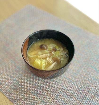 今日はお味噌汁！きのことキャベツDeお味噌汁♬