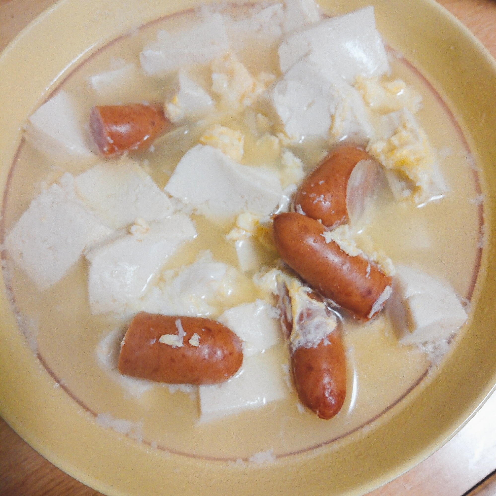 豆腐 ウインナー 玉ねぎの卵スープ