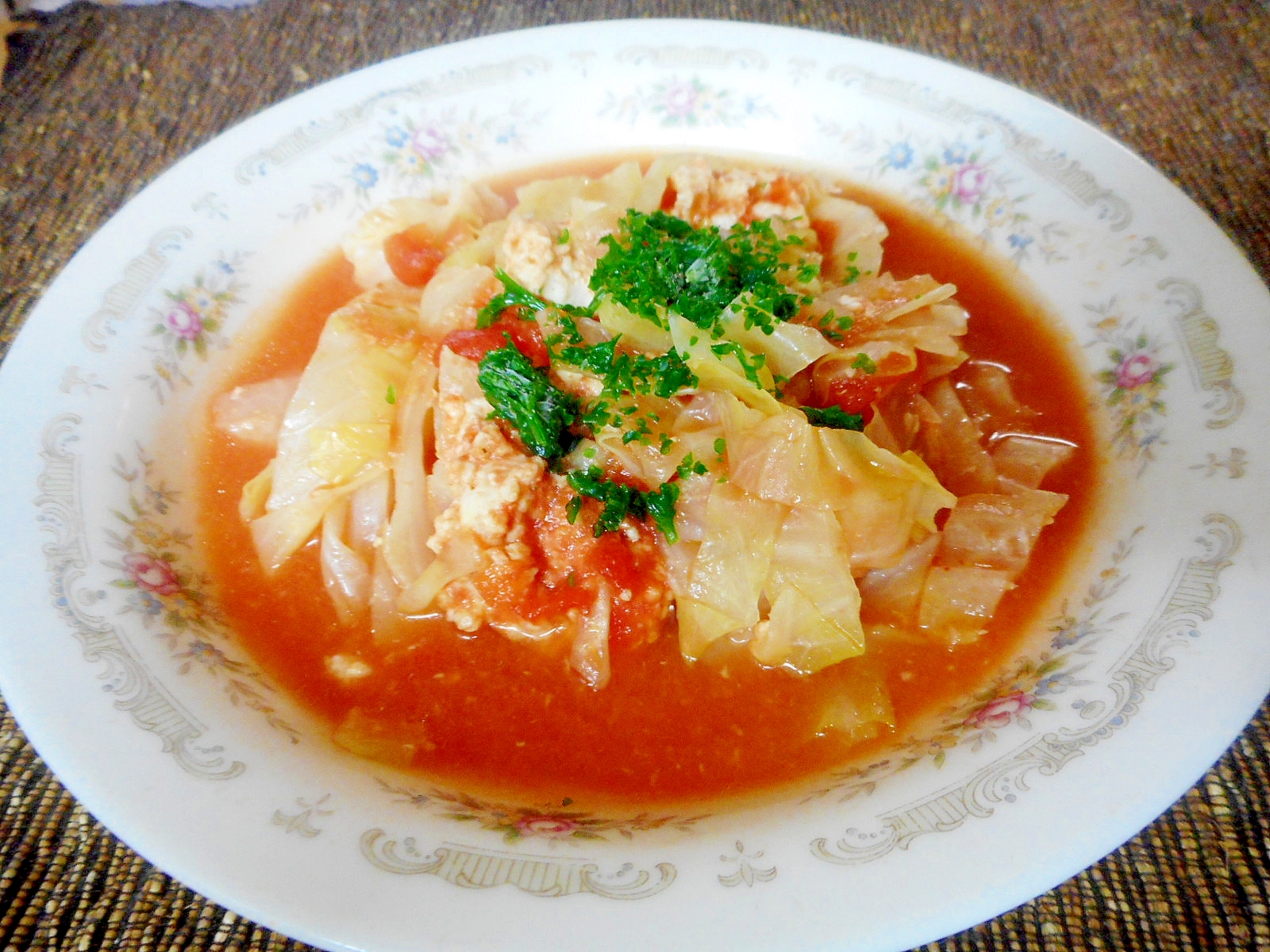 キャベツとひき肉のピリ辛トマトスープ