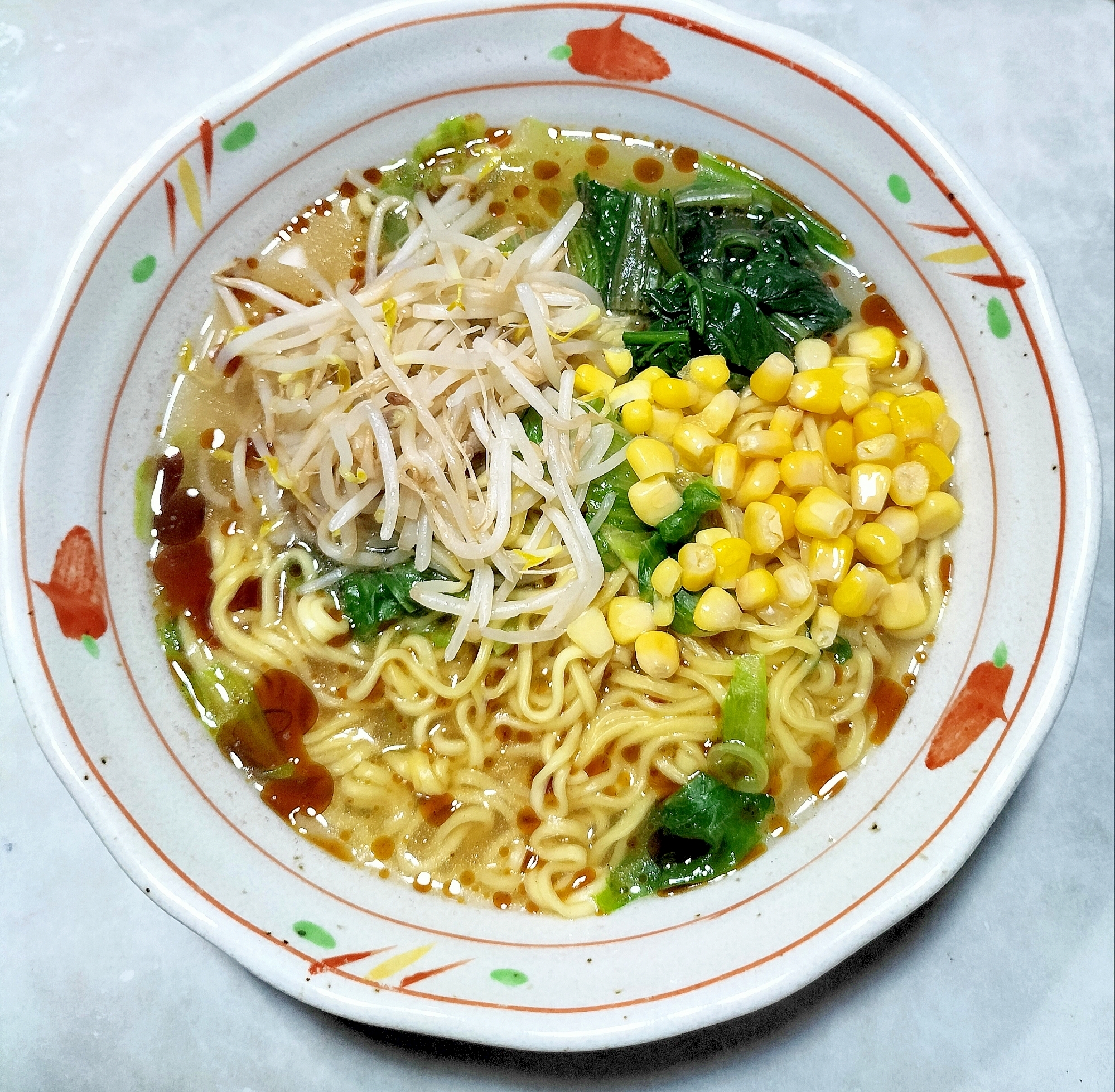 ほうれん草もやしコーン入り辣油ラーメン