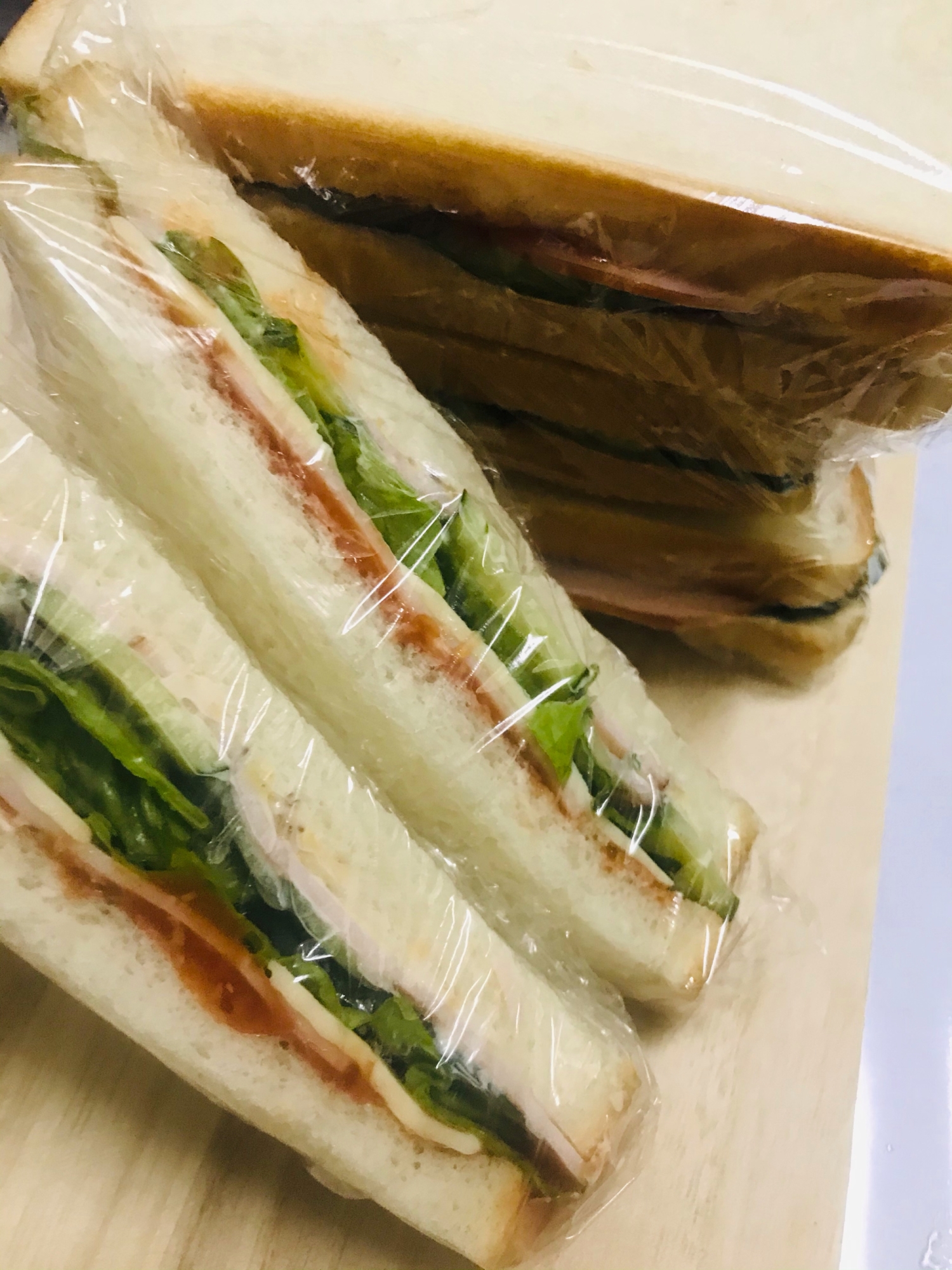 ハム　レタス　きゅうり　サンドイッチ