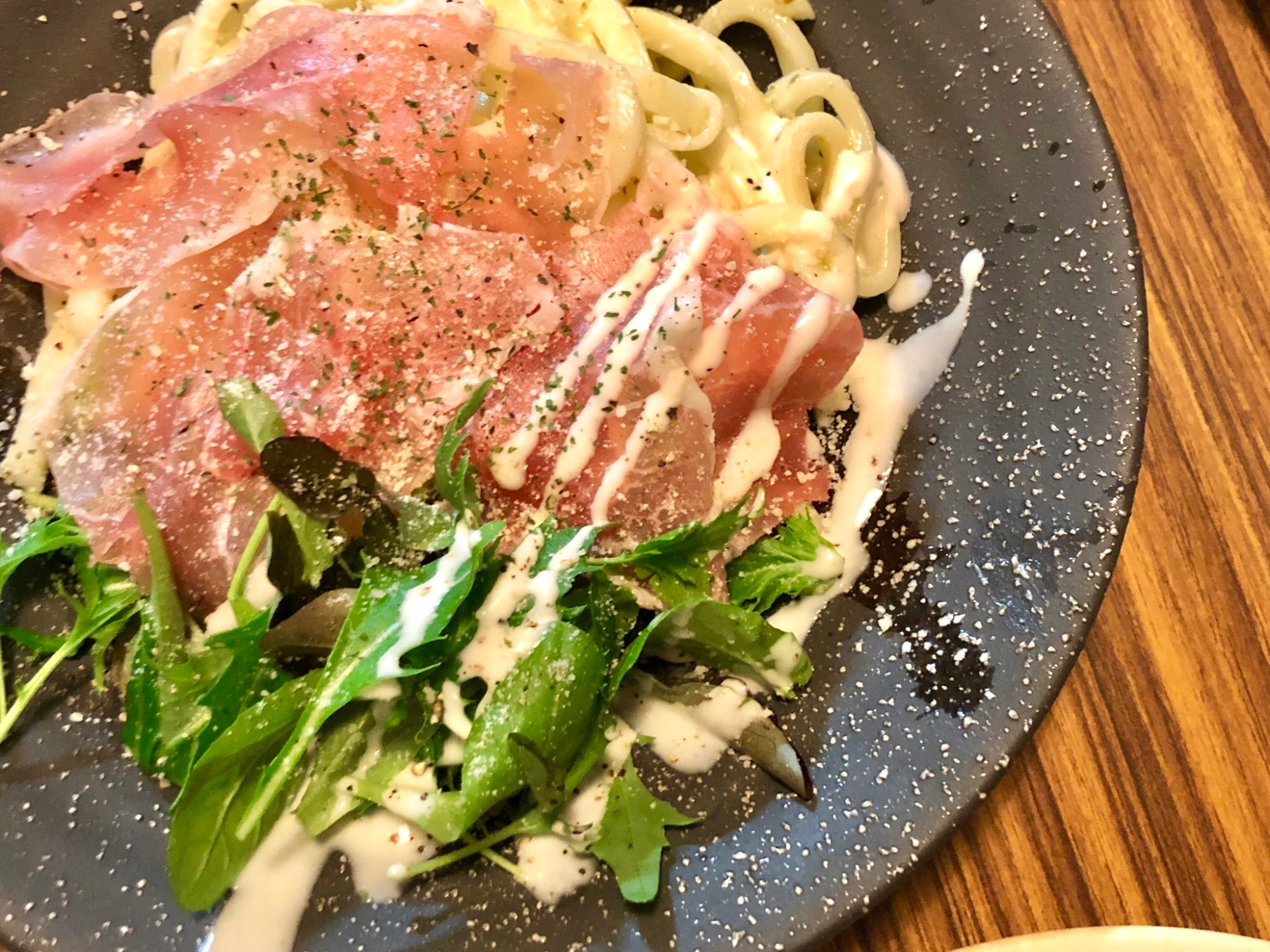 生ハムベビーリーフのジェノバサラダうどん