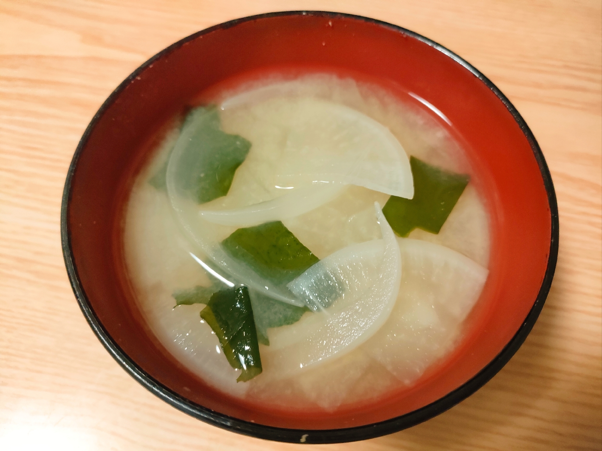 大根と玉ねぎとわかめの味噌汁