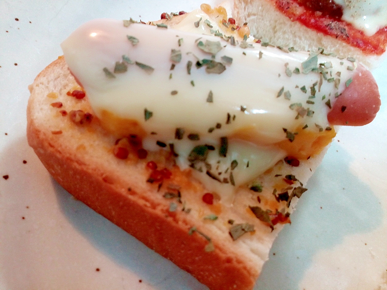 玉子焼きとウインナーとチーズのマスタードトースト