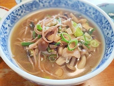 きのこと　蕨の　あったかい蕎麦