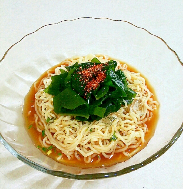 透明な器に盛り付けられた冷やしみそラーメン