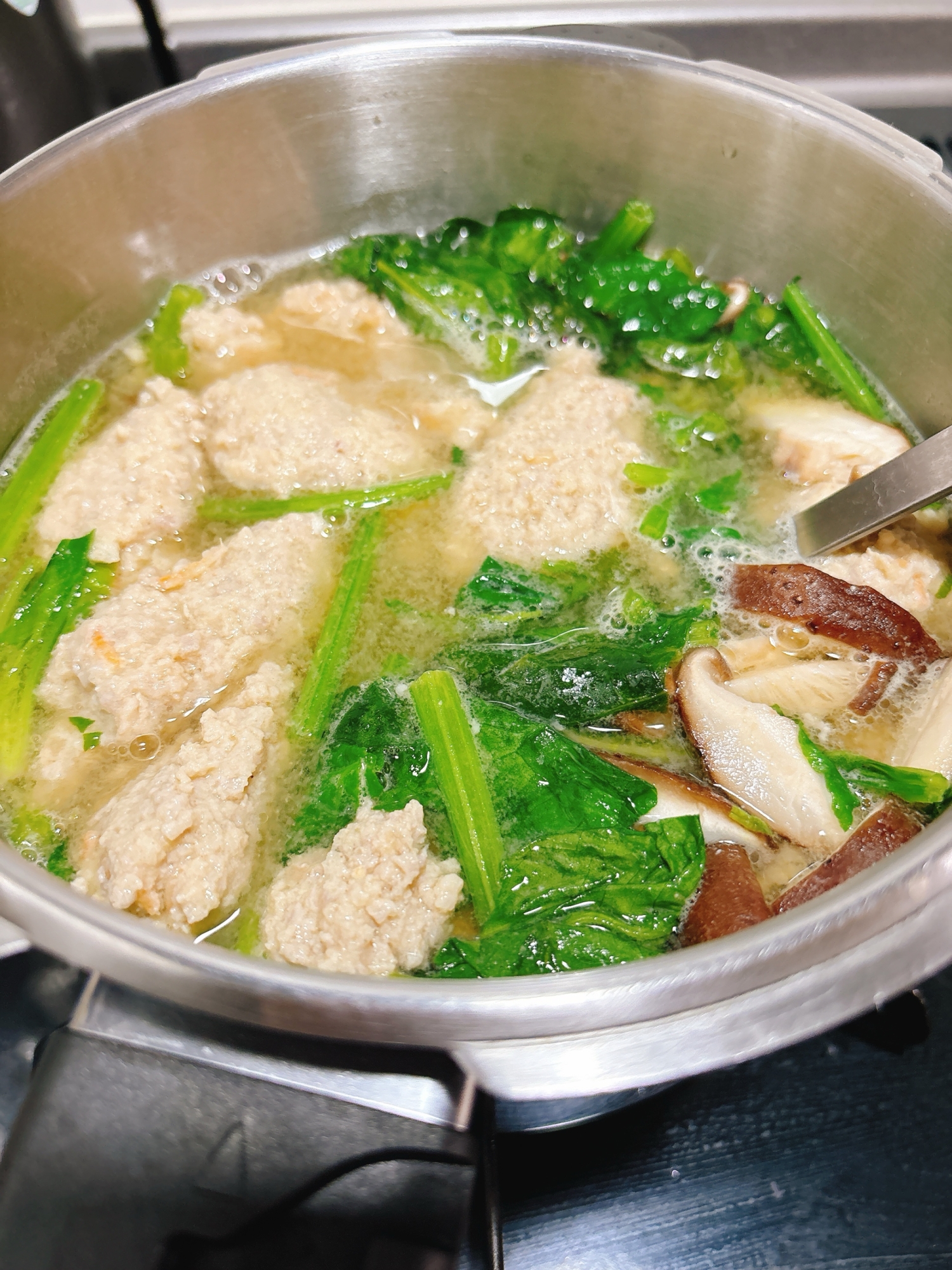 ほうれん草と椎茸と肉団子の味噌ちゃんこ