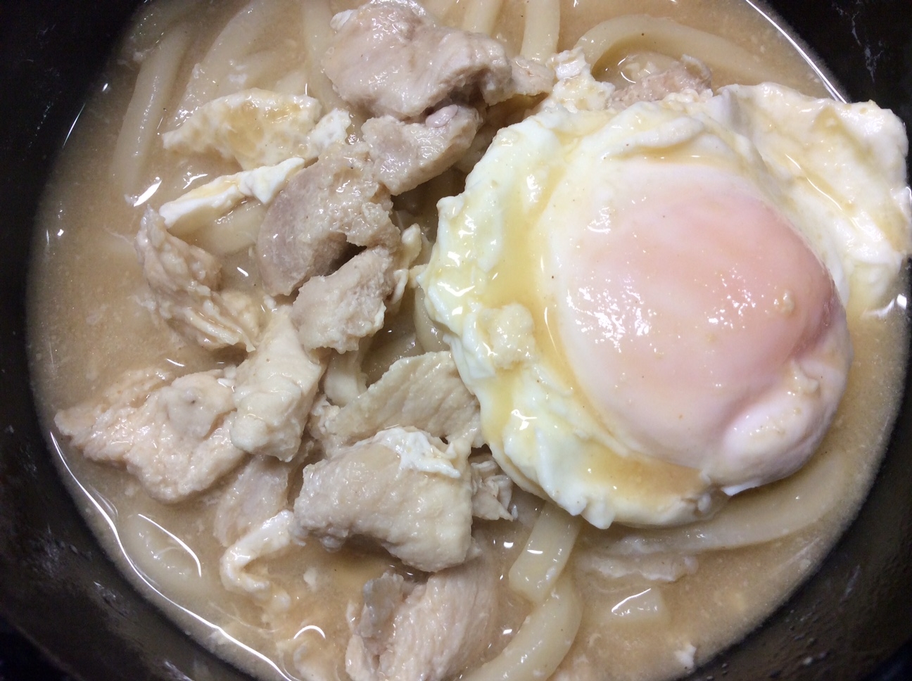 鶏肉と卵の味噌煮込みうどん