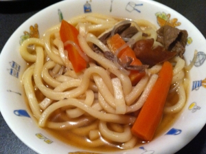 器に盛り付けた鍋焼きうどん